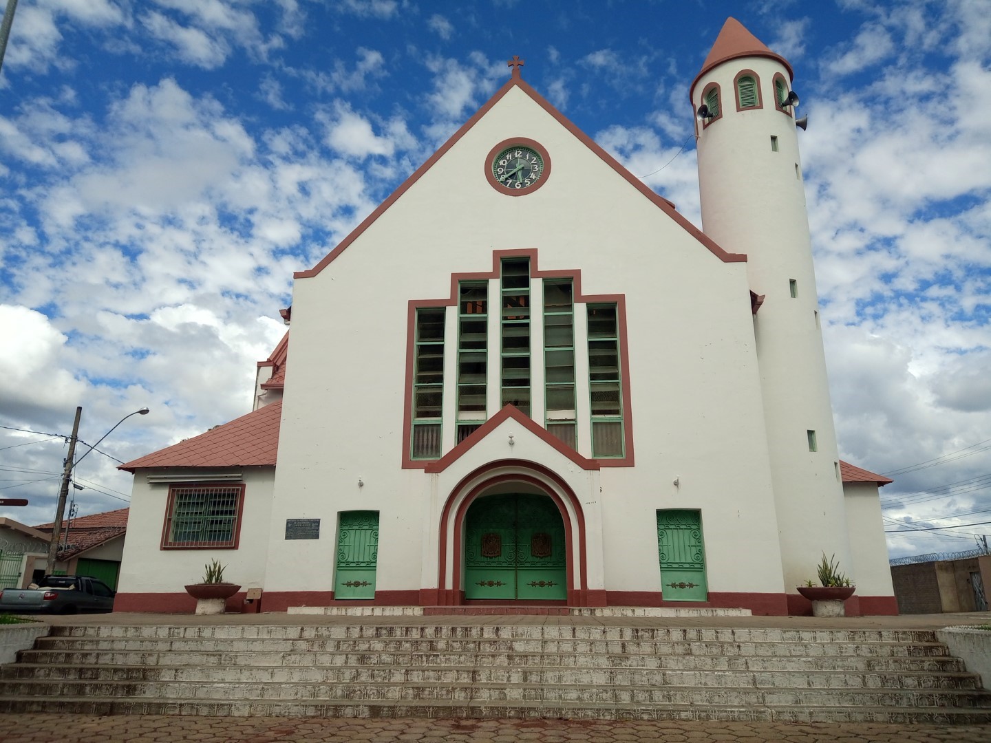 Matriz São Miguel e Almas: Turismo Em Jequitinhonha